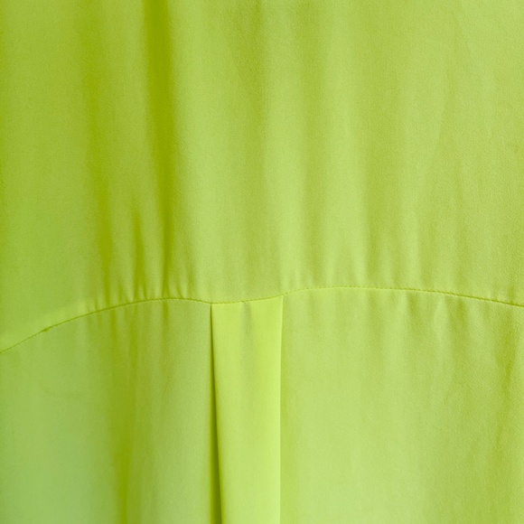 Le Chateau Woman's Yellowish Green Button Up Silk Blouse Shirt Top Roll Tab XL - Picture 13 of 16